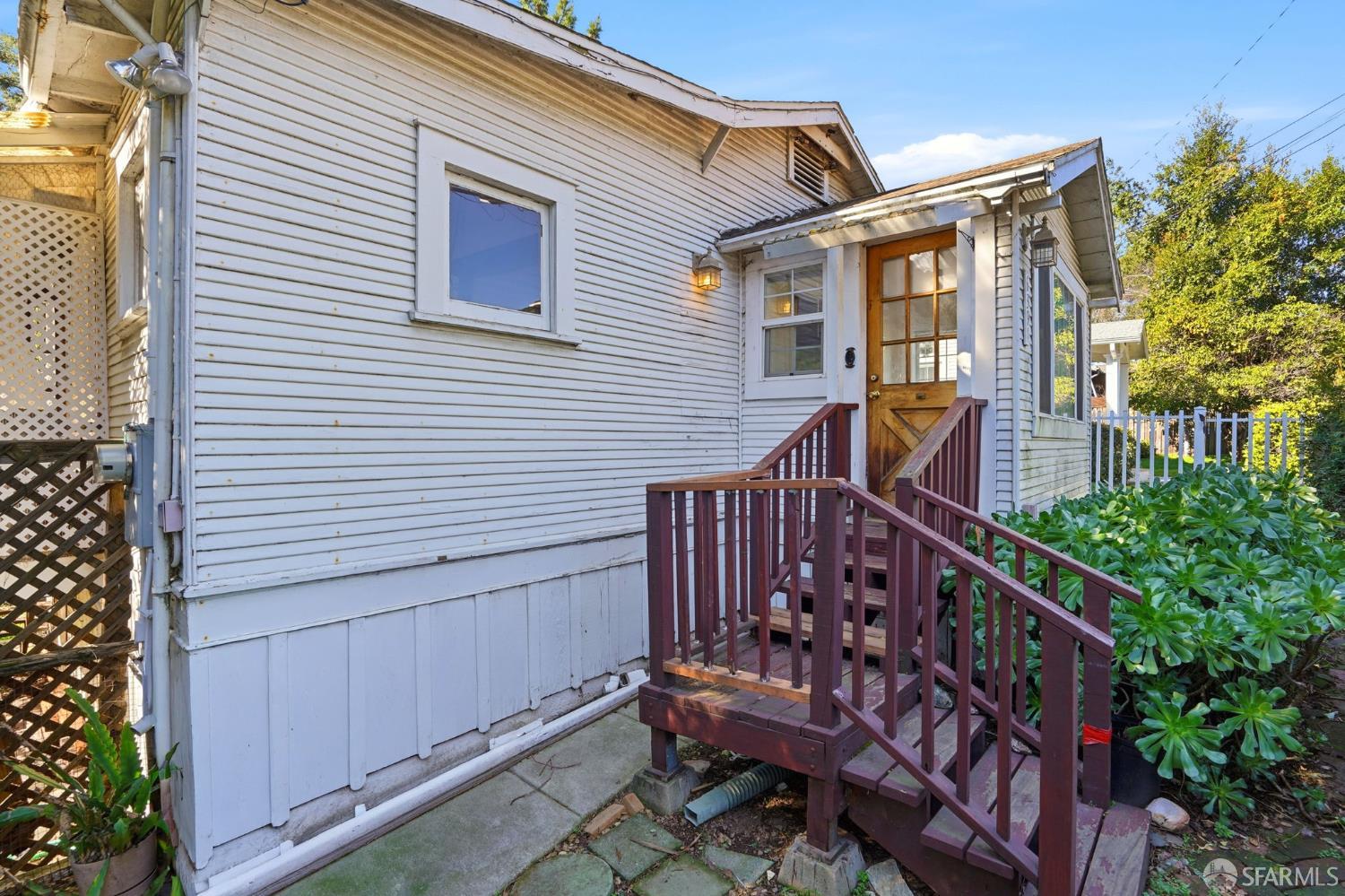 Detail Gallery Image 3 of 25 For 6391 Hillmont Dr, Oakland,  CA 94605 - 2 Beds | 1 Baths