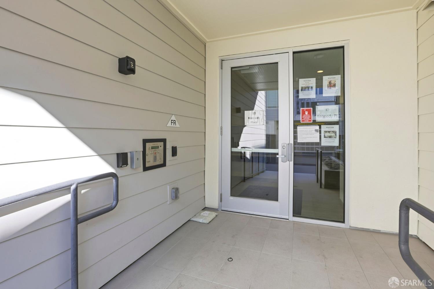 Detail Gallery Image 3 of 22 For 10 Kennedy Pl #201,  San Francisco,  CA 94124 - 1 Beds | 1 Baths