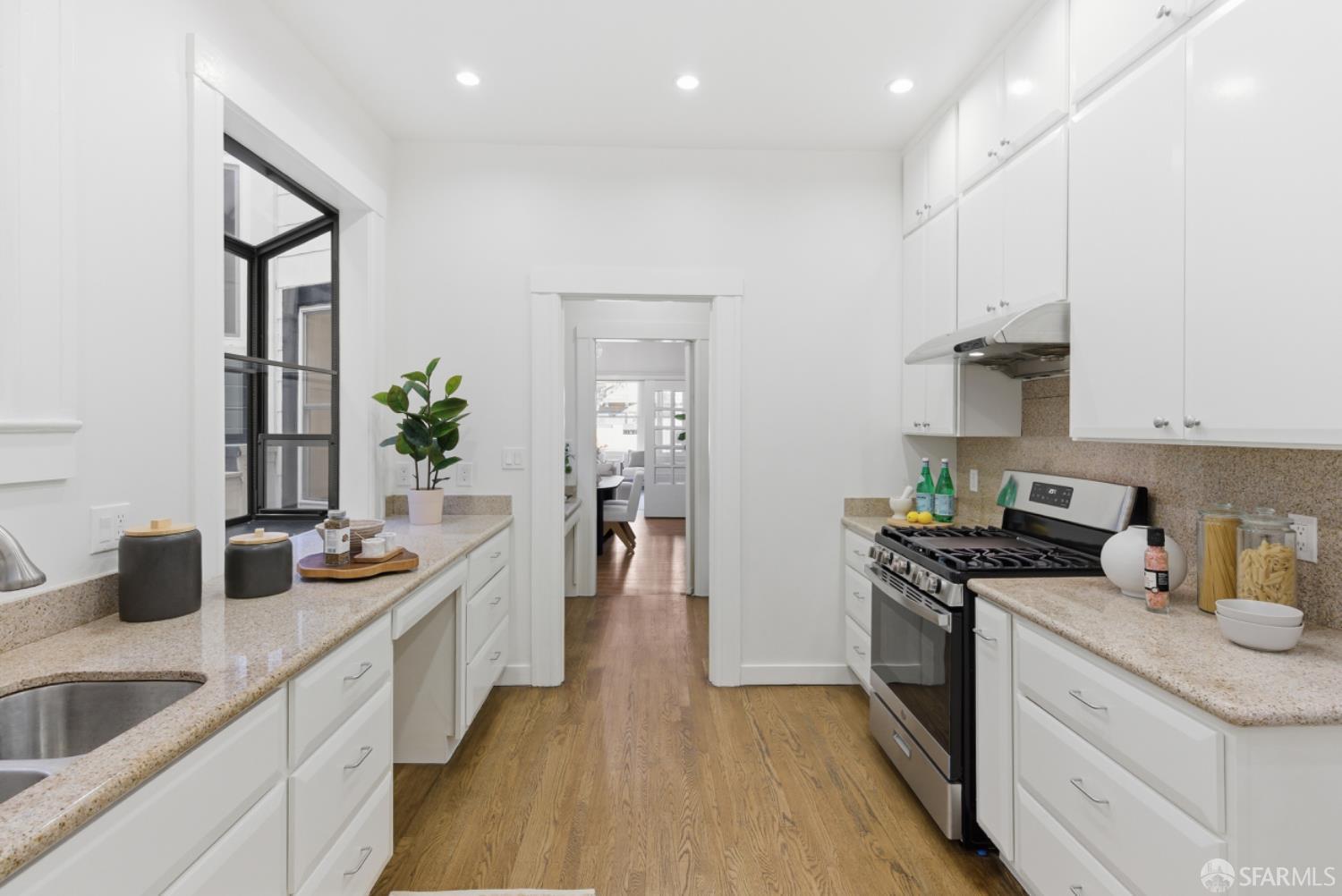 Detail Gallery Image 13 of 32 For 953 Leavenworth St, San Francisco,  CA 94109 - 3 Beds | 2 Baths