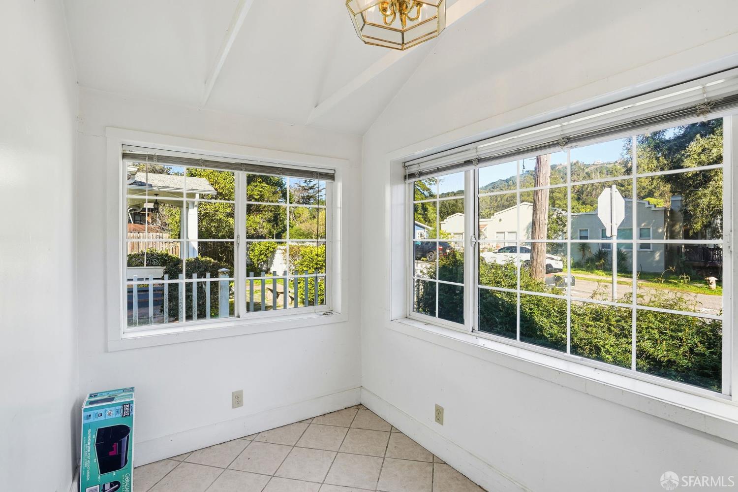 Detail Gallery Image 5 of 25 For 6391 Hillmont Dr, Oakland,  CA 94605 - 2 Beds | 1 Baths