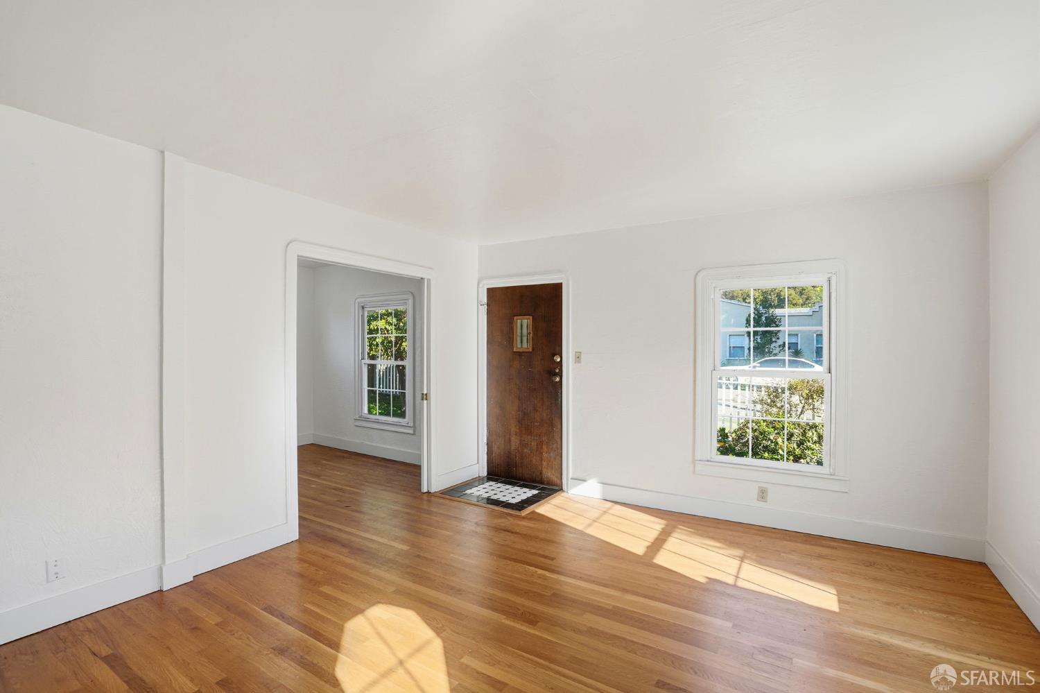 Detail Gallery Image 4 of 31 For 6383 Hillmont Dr, Oakland,  CA 94605 - 3 Beds | 1 Baths