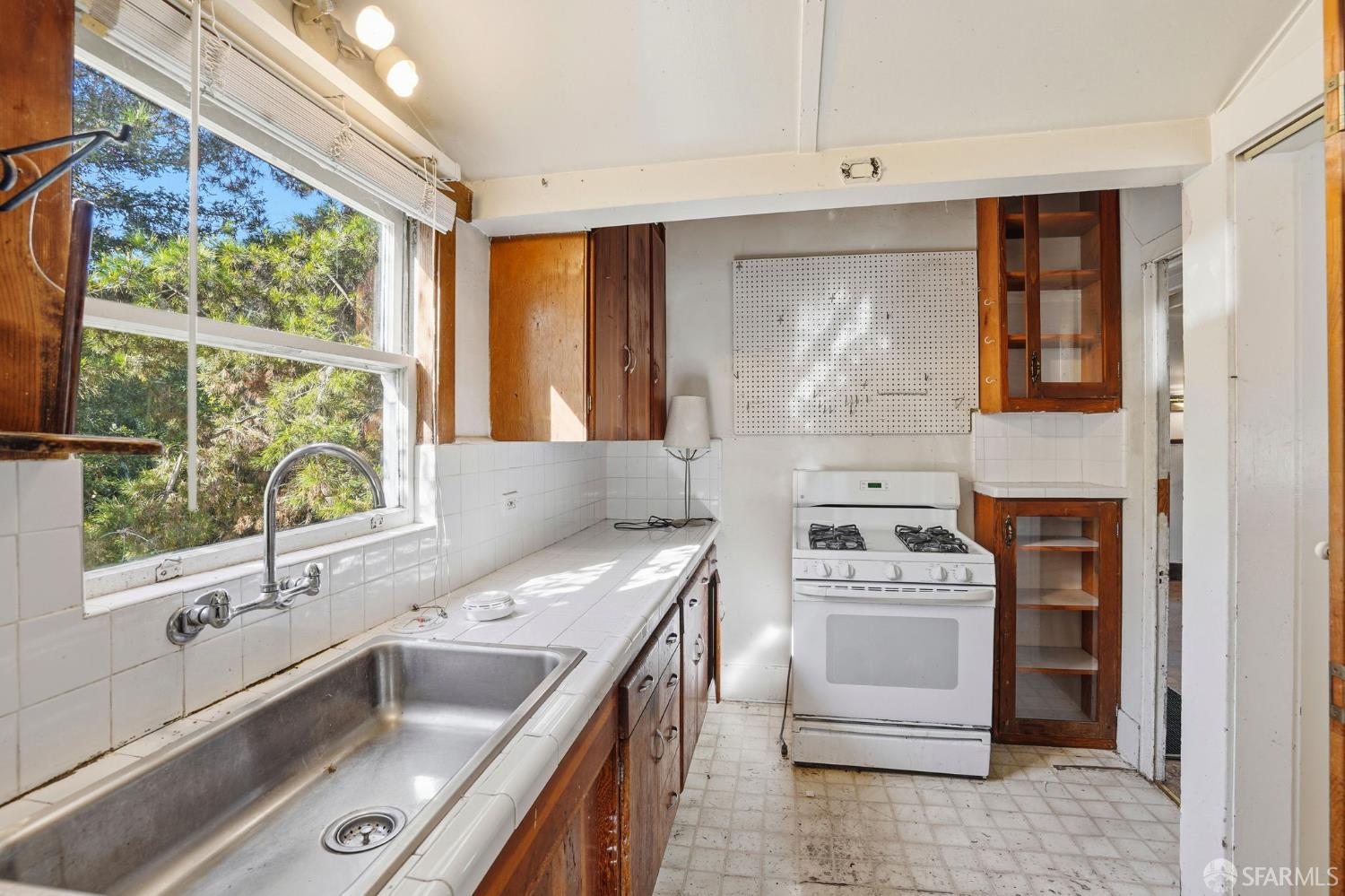 Detail Gallery Image 9 of 25 For 6391 Hillmont Dr, Oakland,  CA 94605 - 2 Beds | 1 Baths