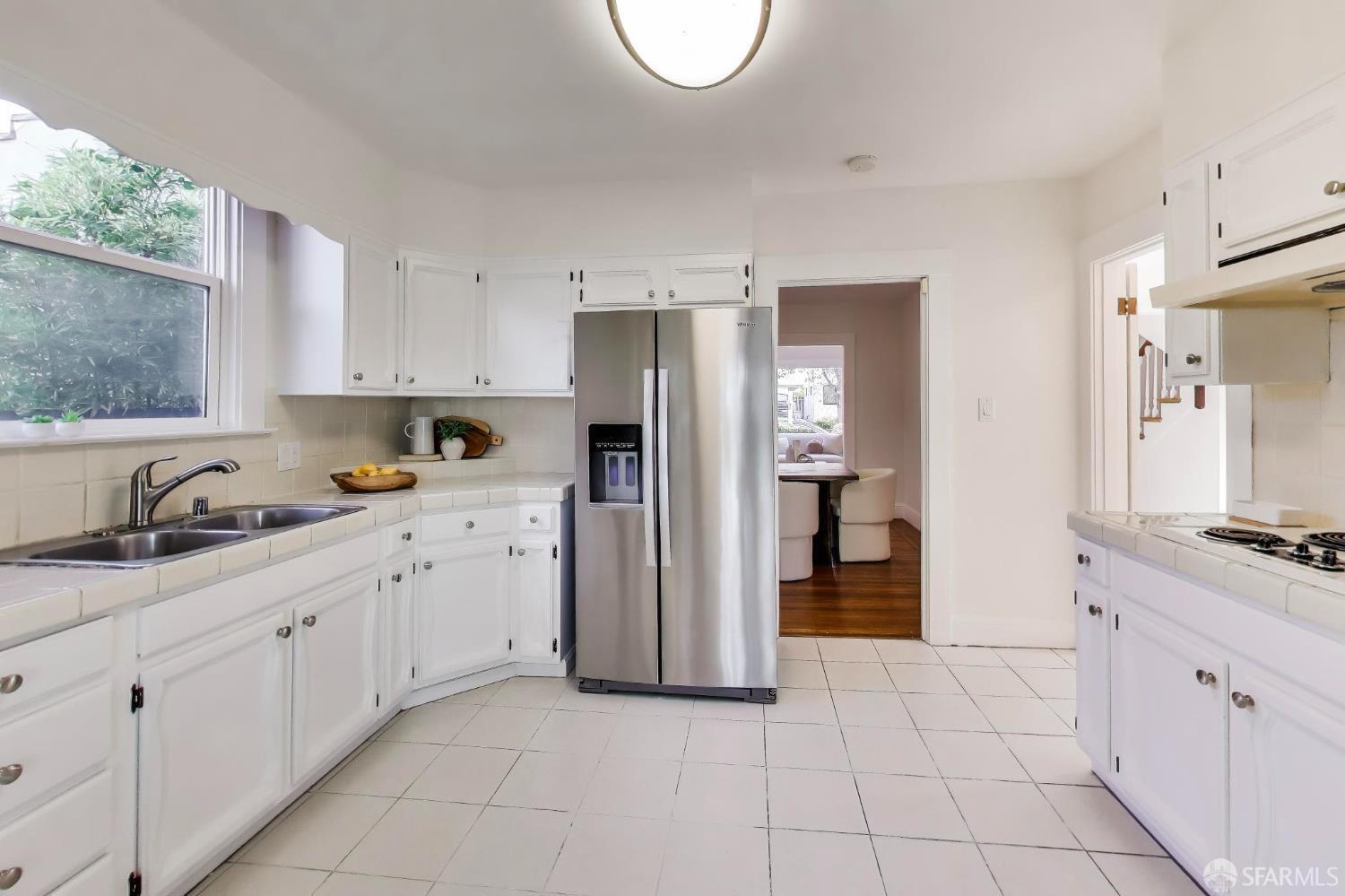 Detail Gallery Image 9 of 38 For 2304 Edwards St, Berkeley,  CA 94702 - 5 Beds | 2 Baths