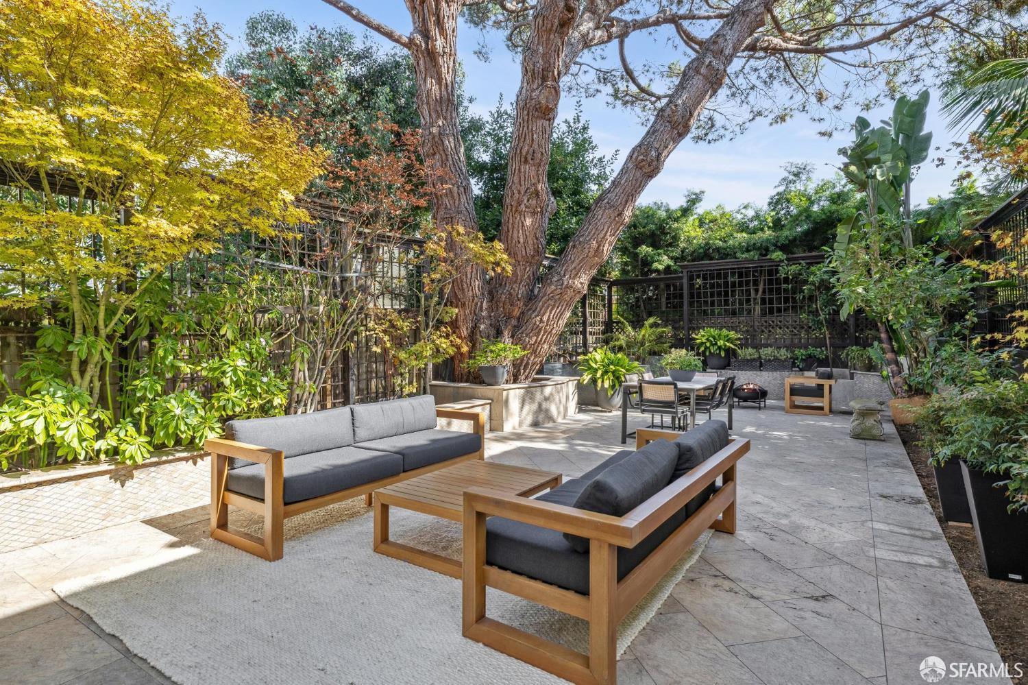 Detail Gallery Image 2 of 42 For 729 Douglass St a,  San Francisco,  CA 94114 - 2 Beds | 2 Baths