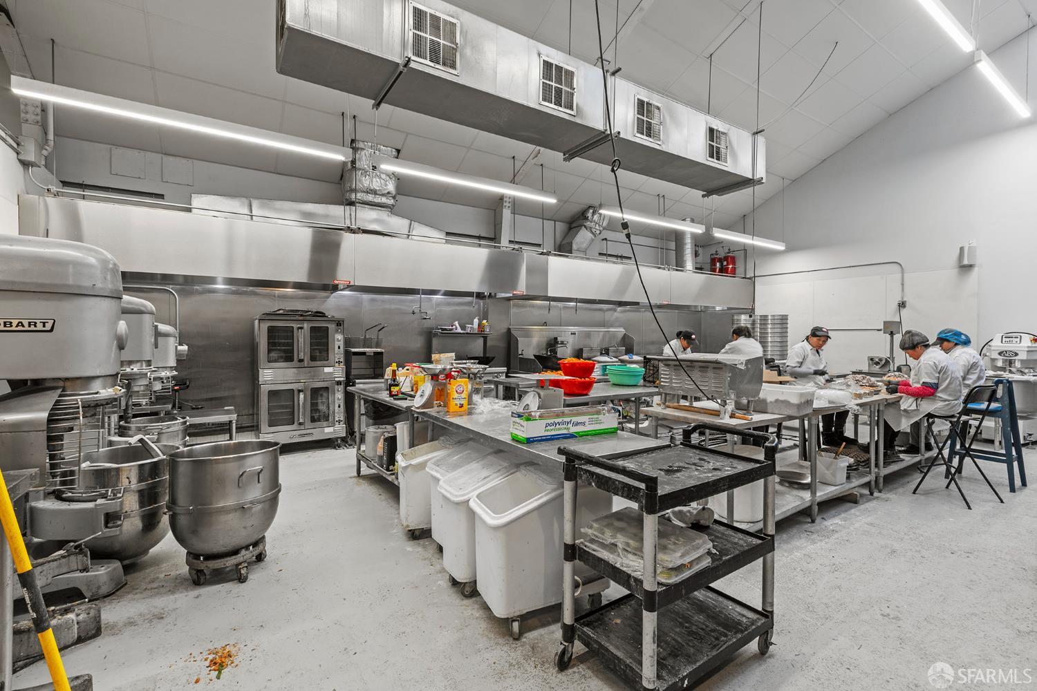 Detail Gallery Image 2 of 7 For 1400 Yosemite Ave, San Francisco,  CA 94124 - – Beds | – Baths