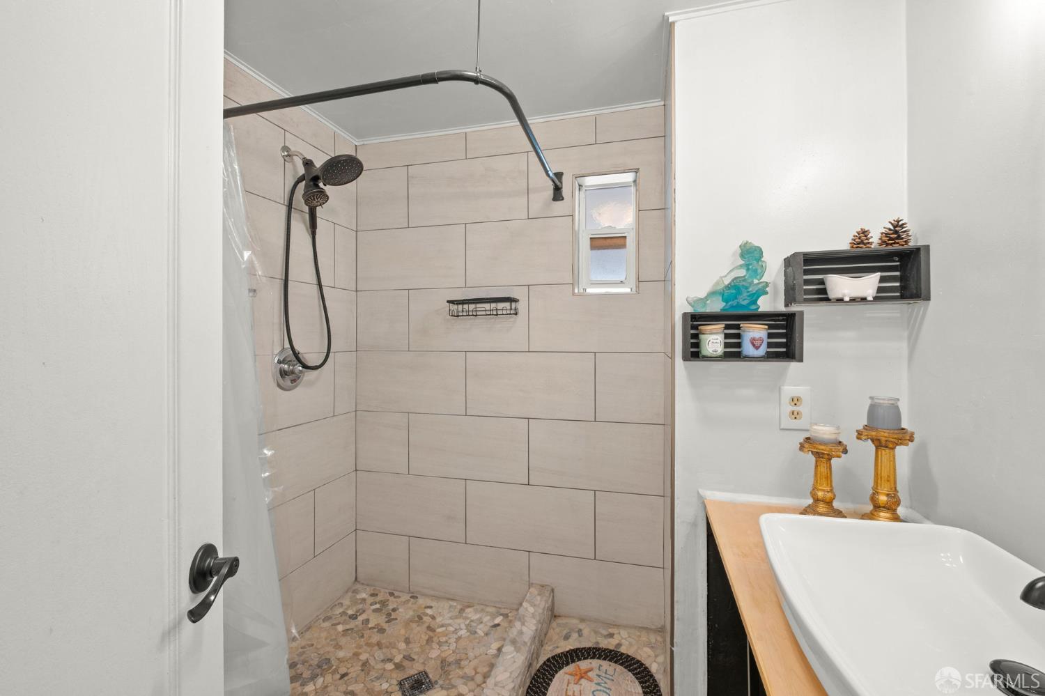 Detail Gallery Image 9 of 23 For 42 Galloway Dr, Concord,  CA 94518 - 3 Beds | 2 Baths