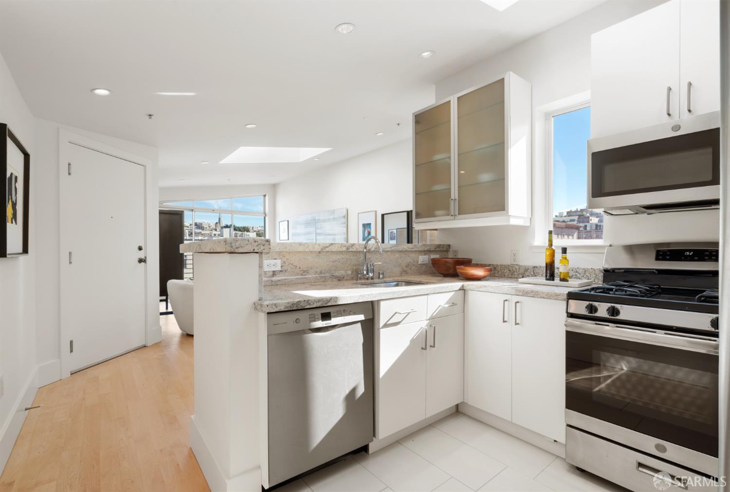 Detail Gallery Image 6 of 25 For 2315 Van Ness Ave #7,  San Francisco,  CA 94109 - 2 Beds | 1/1 Baths