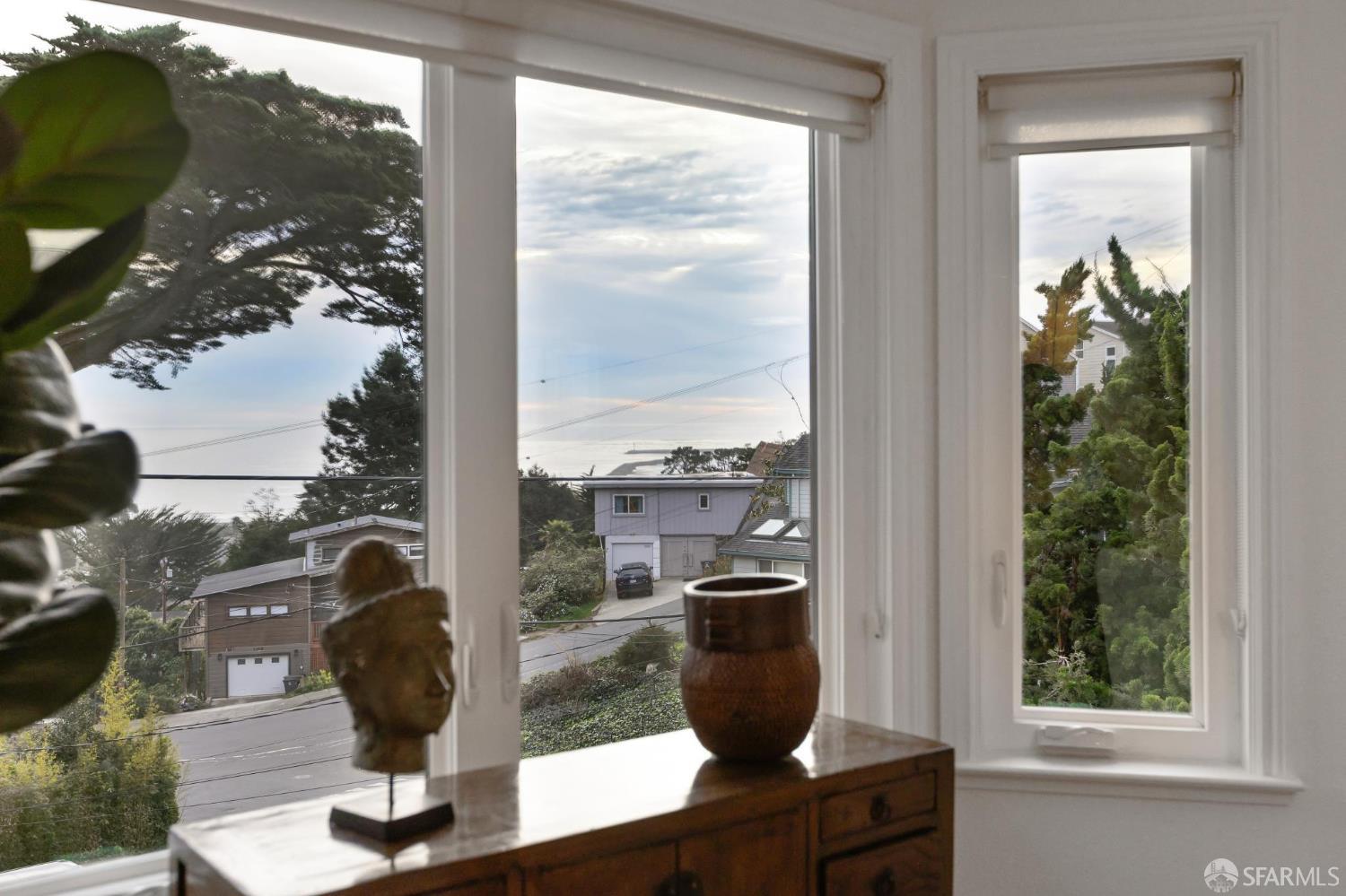 Detail Gallery Image 14 of 62 For 514 Isabella Ave, El Granada,  CA 94018 - 5 Beds | 3 Baths