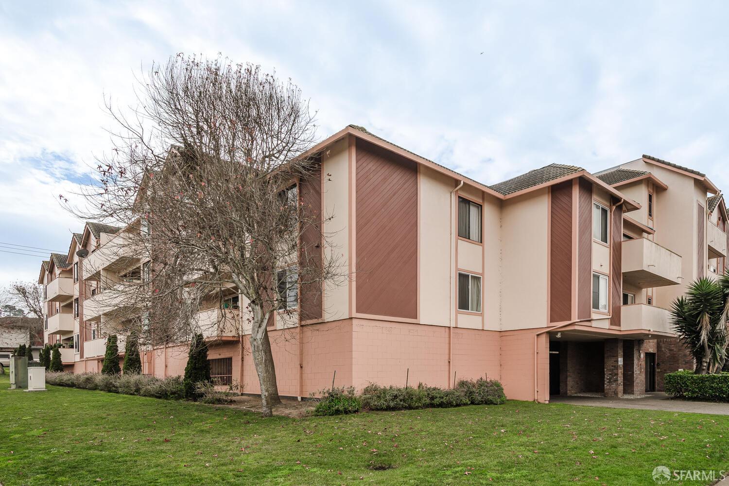 Browse active condo listings in DALY CITY