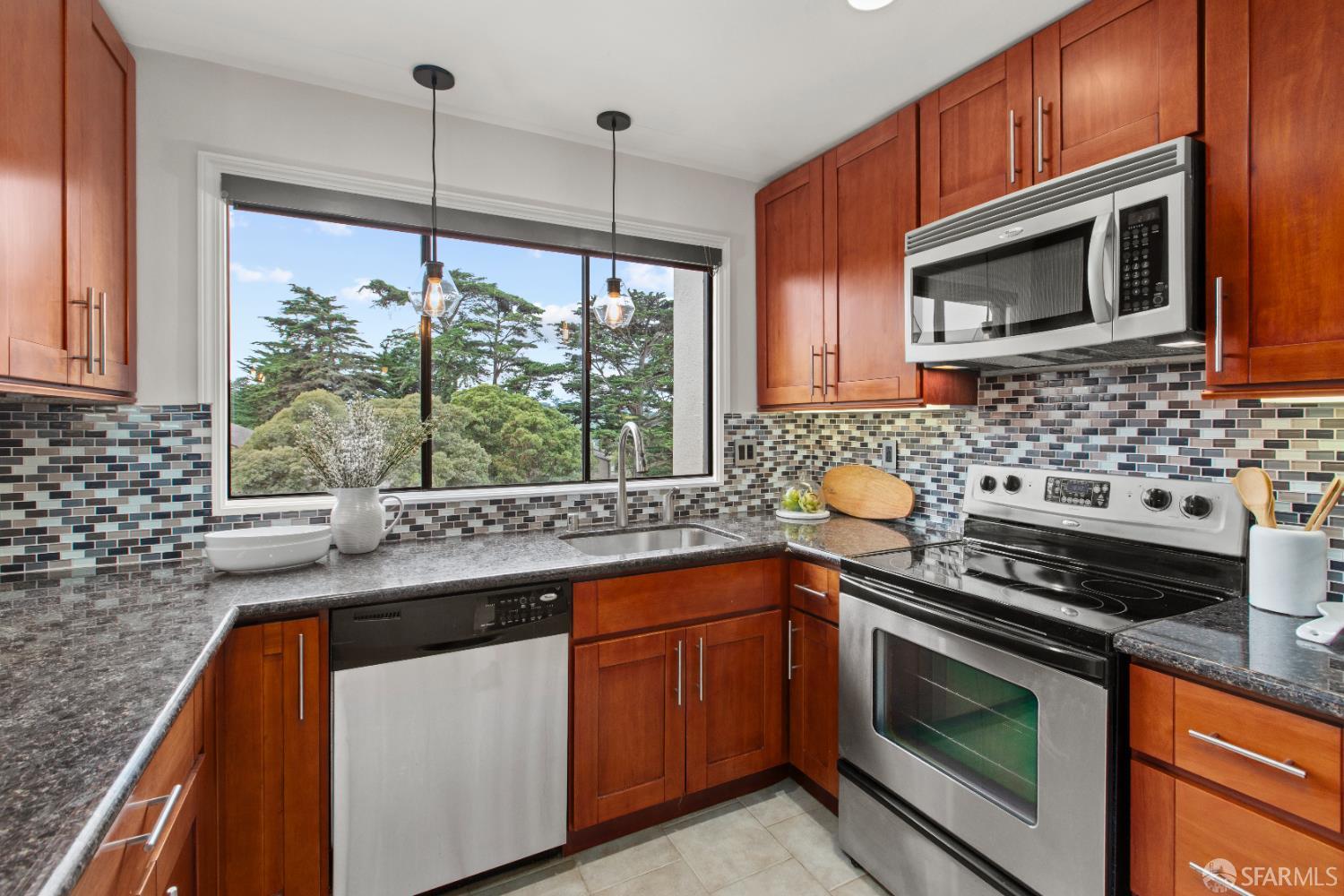 Detail Gallery Image 5 of 70 For 230 N Lake Merced Hls 4a,  San Francisco,  CA 94132 - 2 Beds | 2 Baths