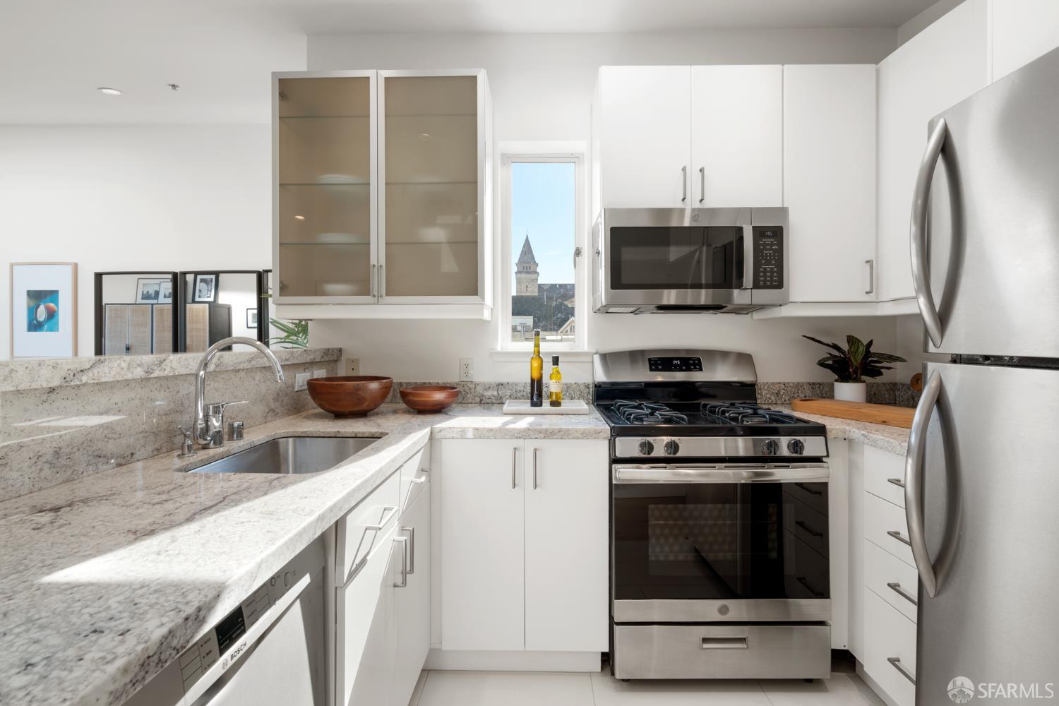 Detail Gallery Image 7 of 25 For 2315 Van Ness Ave #7,  San Francisco,  CA 94109 - 2 Beds | 1/1 Baths