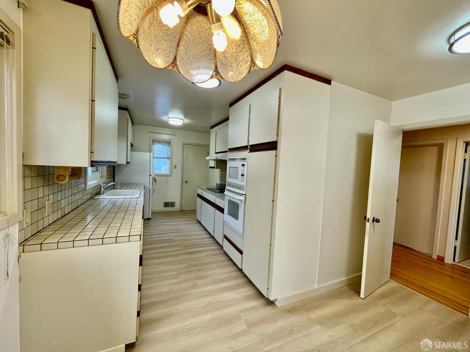 Detail Gallery Image 5 of 20 For 7 Sheldon Ter, San Francisco,  CA 94122 - 3 Beds | 3 Baths