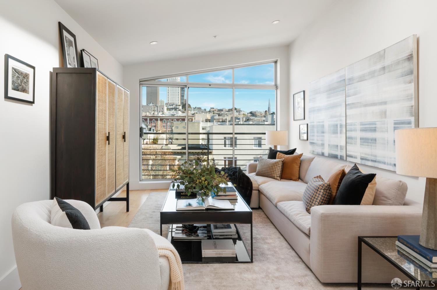 Detail Gallery Image 2 of 25 For 2315 Van Ness Ave #7,  San Francisco,  CA 94109 - 2 Beds | 1/1 Baths