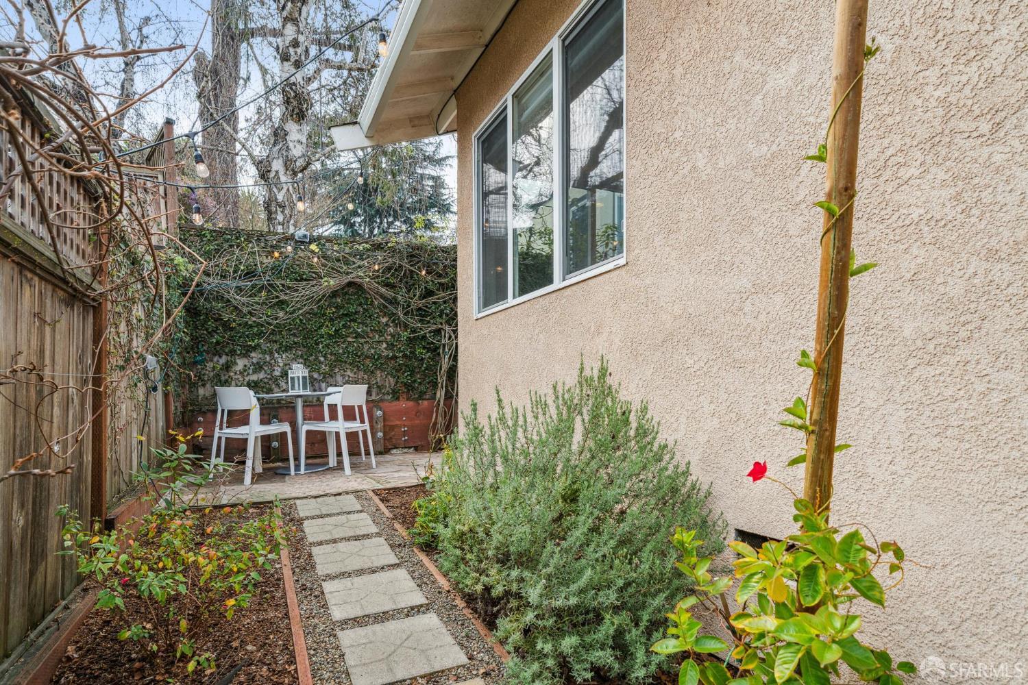 Detail Gallery Image 46 of 51 For 165 W Macarthur Blvd, Oakland,  CA 94611 - 3 Beds | 2/1 Baths