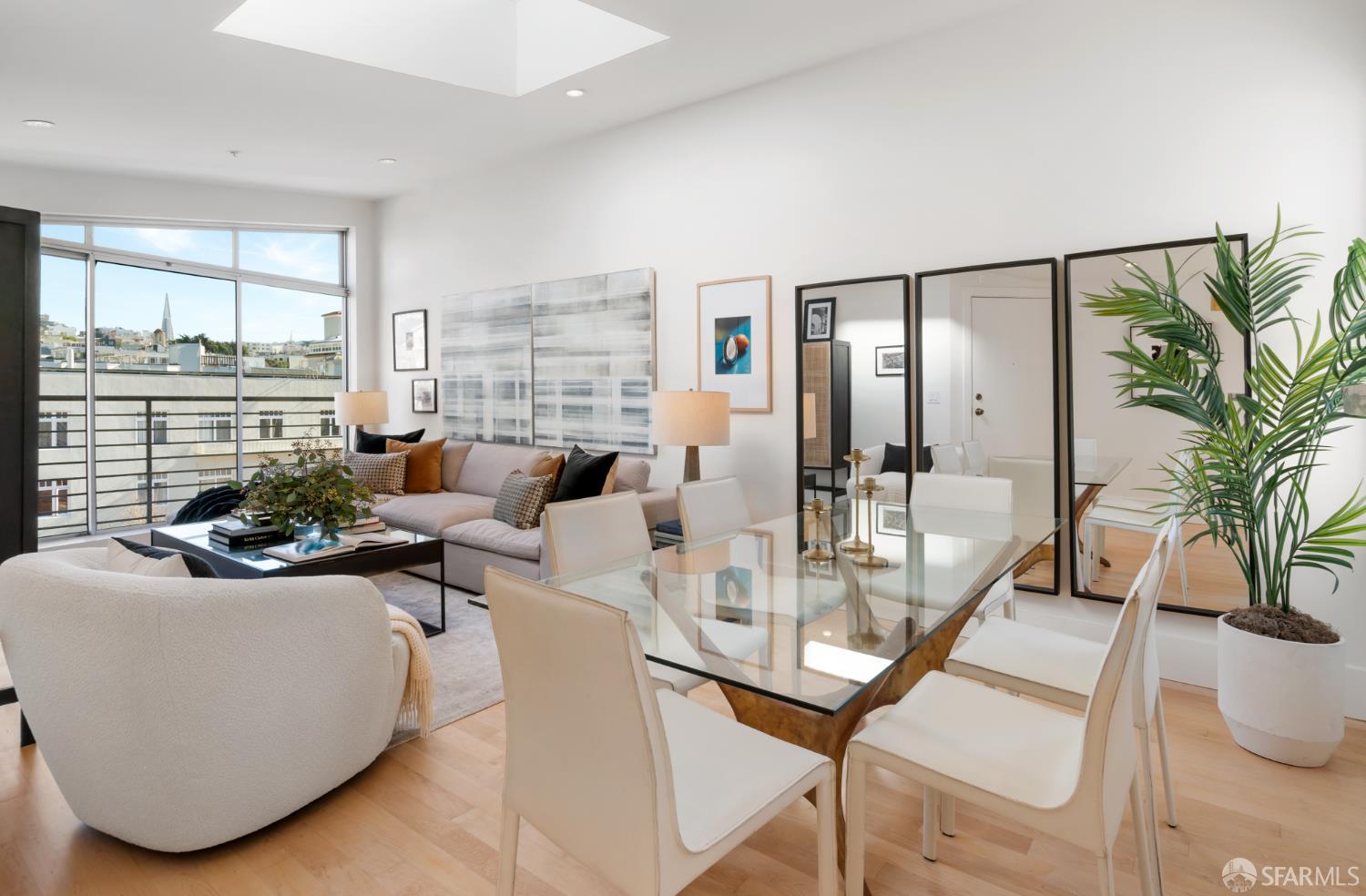 Detail Gallery Image 4 of 25 For 2315 Van Ness Ave #7,  San Francisco,  CA 94109 - 2 Beds | 1/1 Baths
