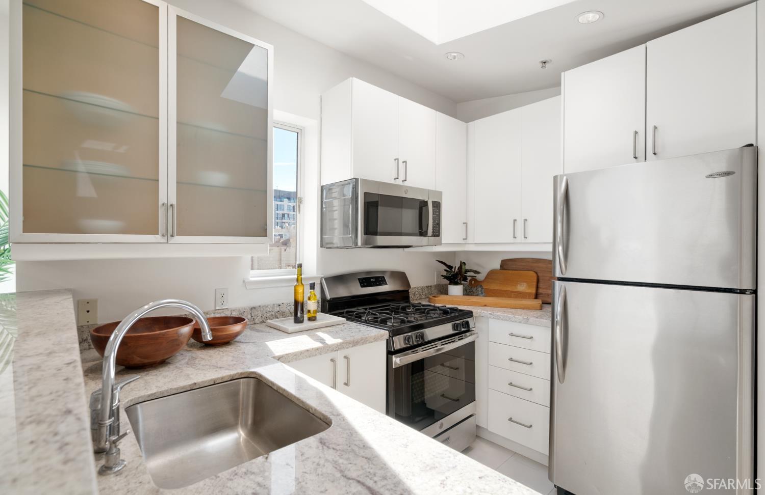 Detail Gallery Image 8 of 25 For 2315 Van Ness Ave #7,  San Francisco,  CA 94109 - 2 Beds | 1/1 Baths