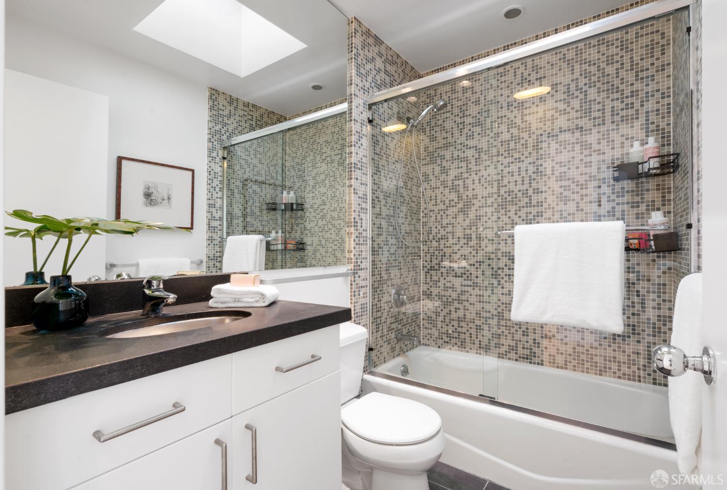 Detail Gallery Image 13 of 25 For 2315 Van Ness Ave #7,  San Francisco,  CA 94109 - 2 Beds | 1/1 Baths