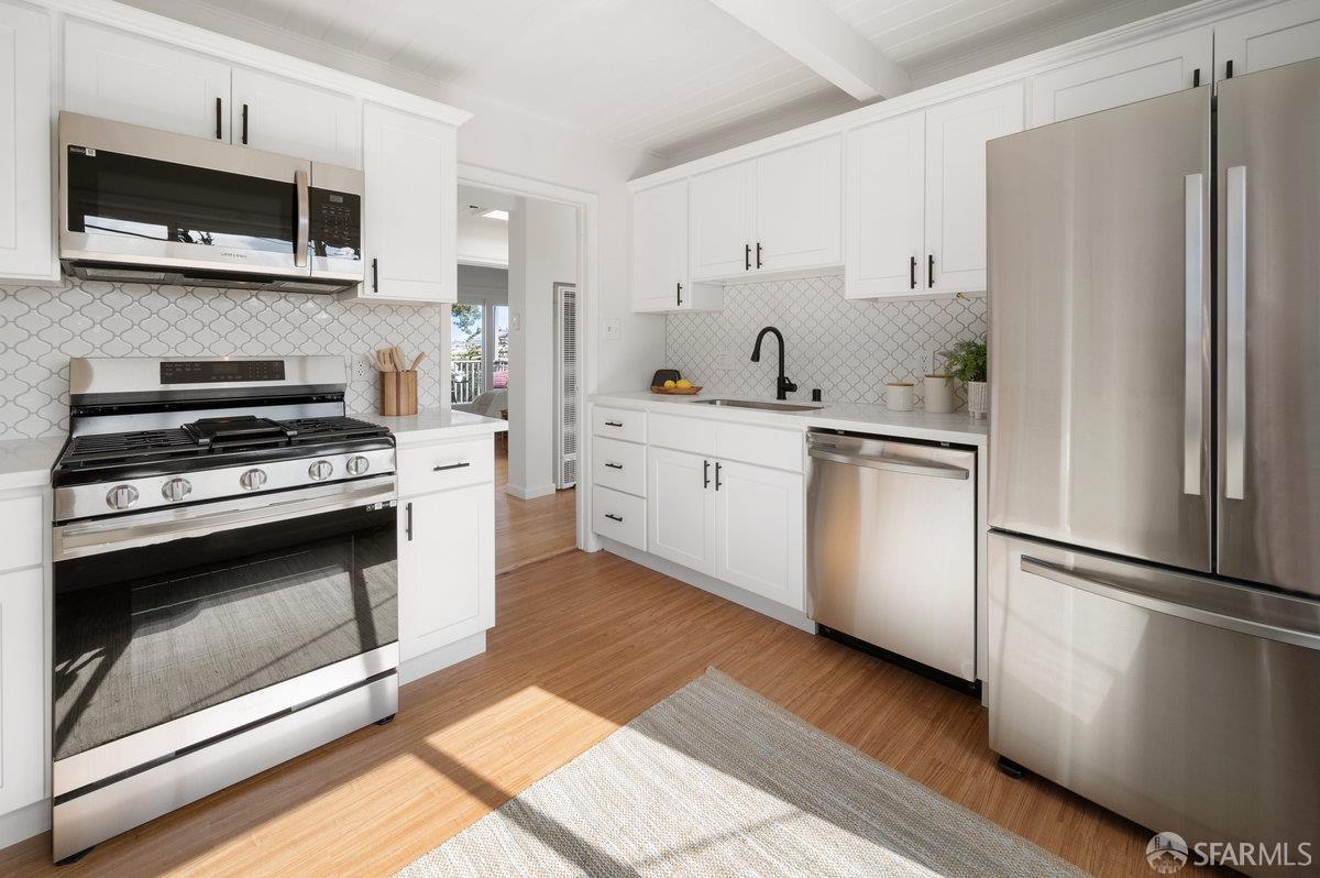 Detail Gallery Image 3 of 9 For 482 Orizaba Ave, San Francisco,  CA 94132 - 2 Beds | 1 Baths