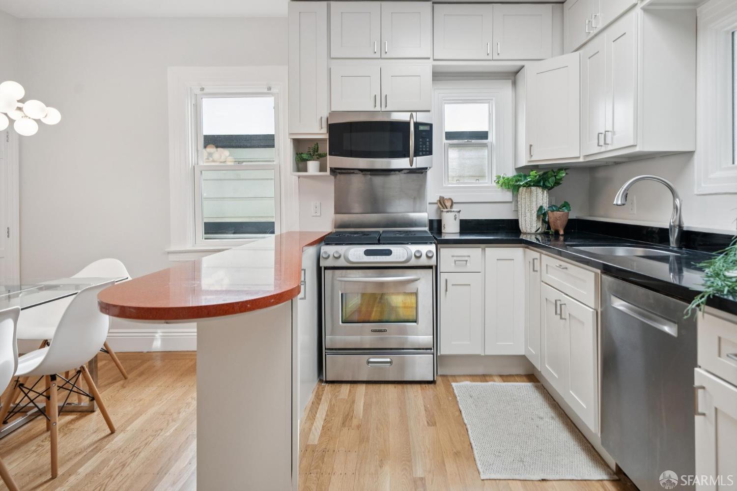 Detail Gallery Image 5 of 37 For 4025 Folsom St, San Francisco,  CA 94110 - 3 Beds | 2/1 Baths