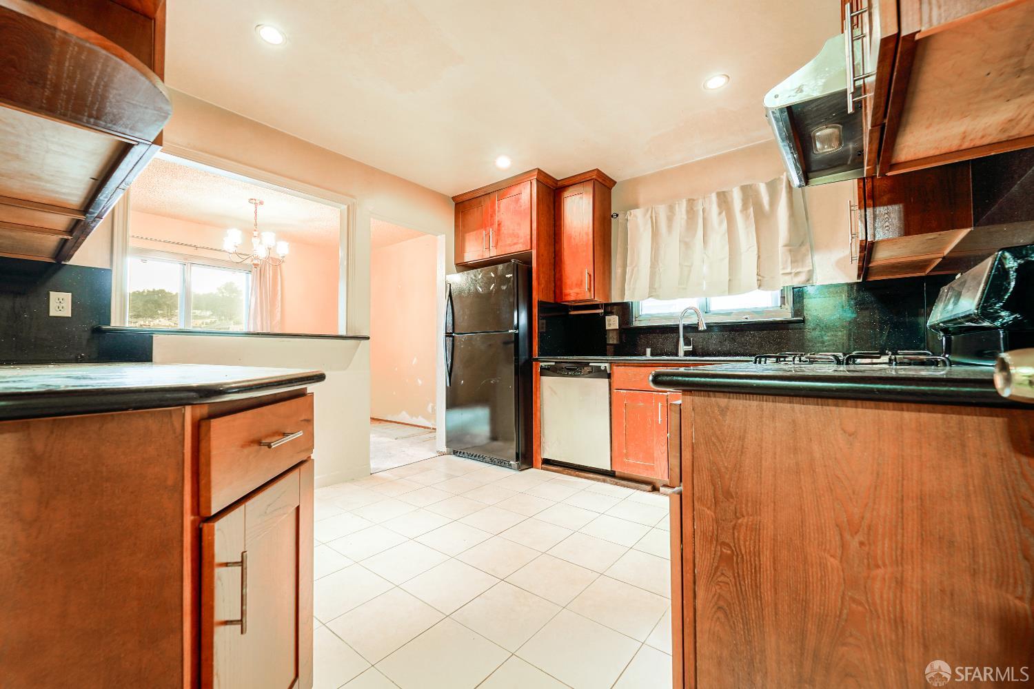 Detail Gallery Image 3 of 27 For 100 Wembley Dr, Daly City,  CA 94015 - 4 Beds | 2 Baths