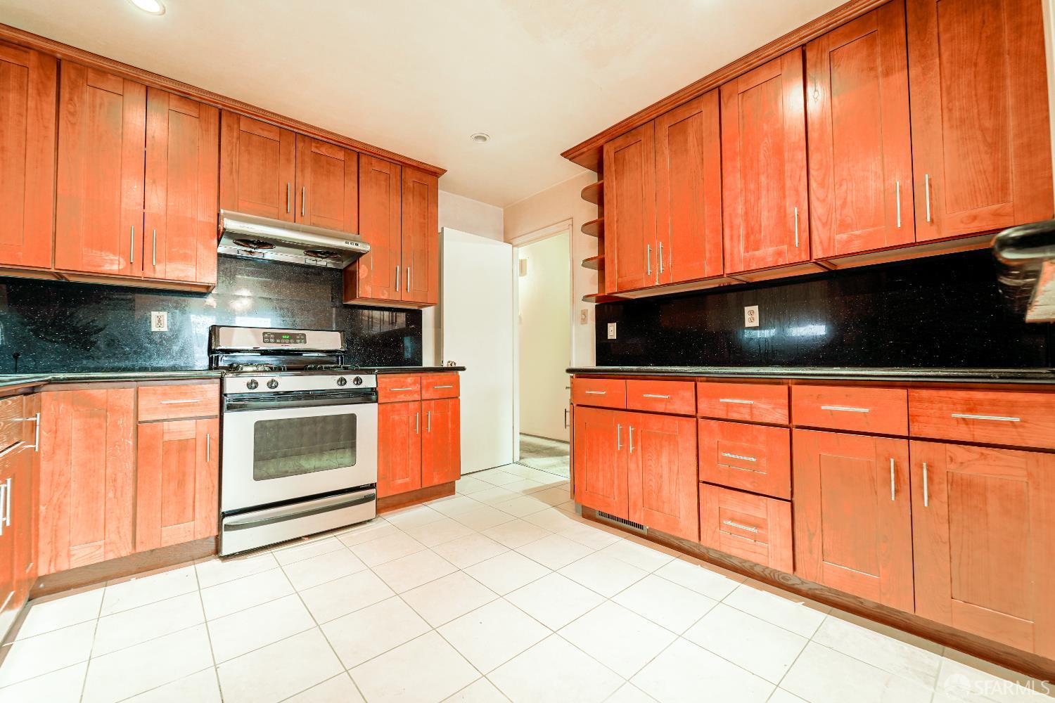 Detail Gallery Image 6 of 27 For 100 Wembley Dr, Daly City,  CA 94015 - 4 Beds | 2 Baths