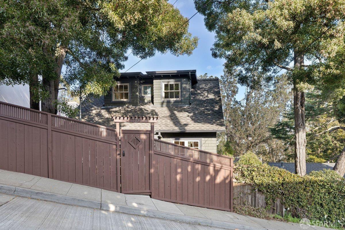 Detail Gallery Image 2 of 55 For 739 Congo St, San Francisco,  CA 94131 - 3 Beds | 2/1 Baths