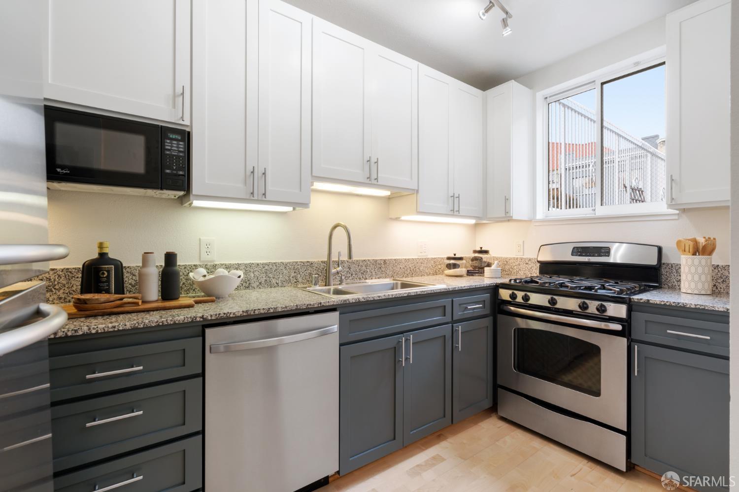 Detail Gallery Image 15 of 40 For 342 Hayes St a,  San Francisco,  CA 94102 - 2 Beds | 2/1 Baths