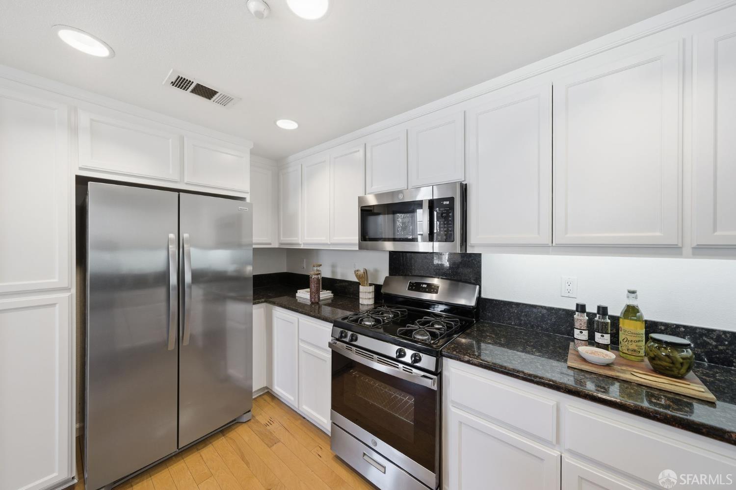 Detail Gallery Image 15 of 58 For 2267 Northshore Dr, Point Richmond,  CA 94804 - 3 Beds | 3/1 Baths