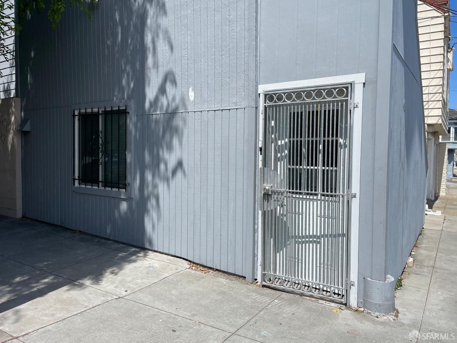 Detail Gallery Image 9 of 27 For 766 Thornton Ave, San Francisco,  CA 94124 - 6 Beds | 3 Baths