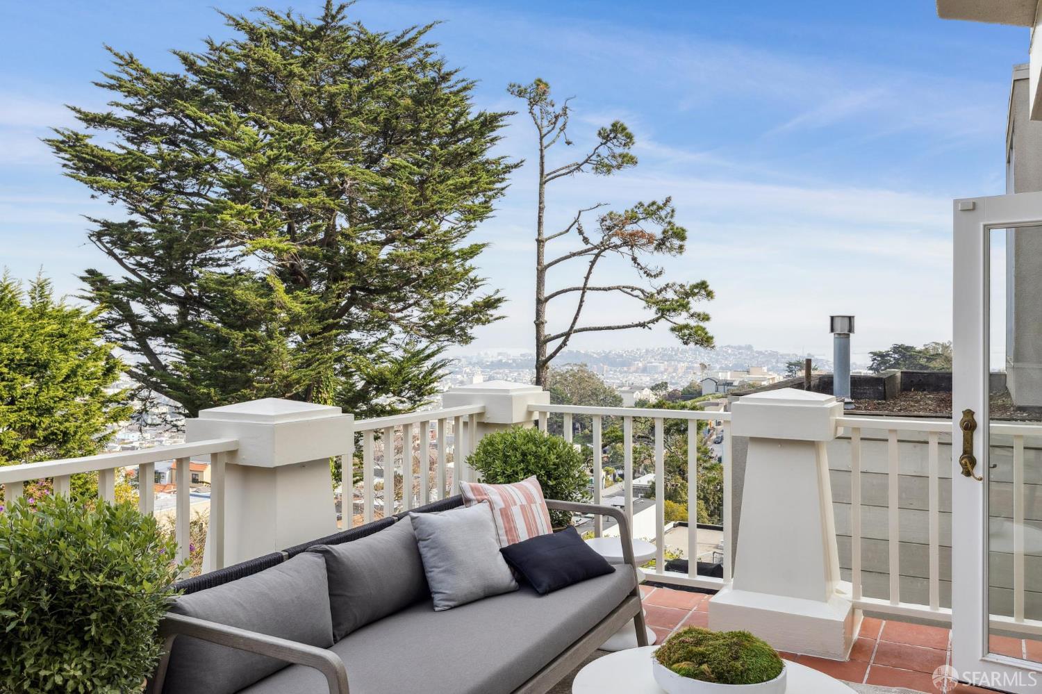 Detail Gallery Image 13 of 86 For 636 28th St, San Francisco,  CA 94131 - 4 Beds | 3/1 Baths