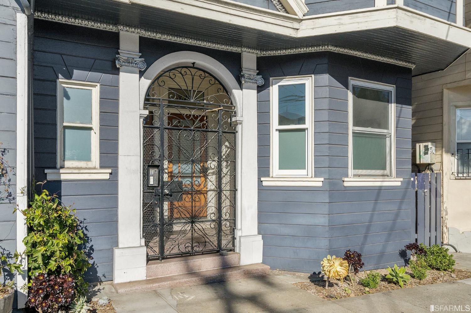 Detail Gallery Image 3 of 39 For 3390 16th St, San Francisco,  CA 94114 - 3 Beds | 2 Baths