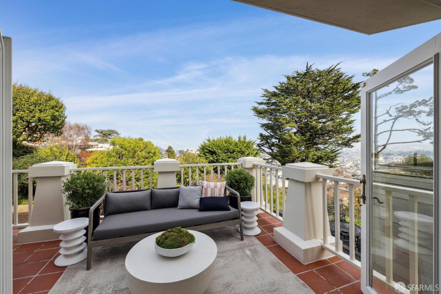 Detail Gallery Image 12 of 86 For 636 28th St, San Francisco,  CA 94131 - 4 Beds | 3/1 Baths