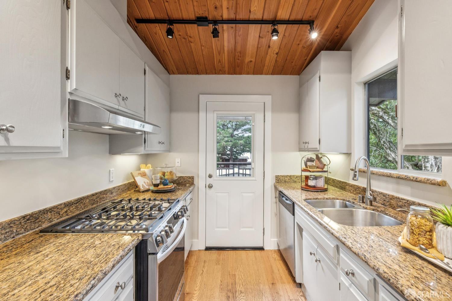 Detail Gallery Image 29 of 69 For 6340 Melville Dr, Oakland,  CA 94611 - 3 Beds | 2 Baths