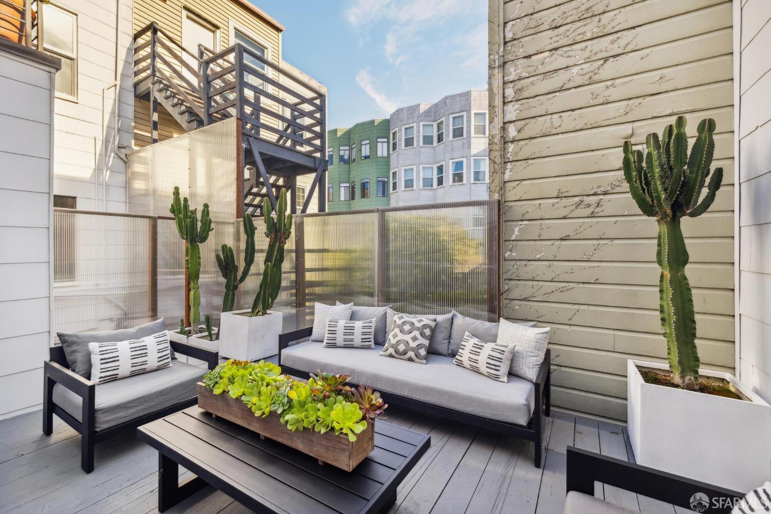 Detail Gallery Image 53 of 58 For 1533 Pacific Ave, San Francisco,  CA 94109 - 3 Beds | 3/2 Baths