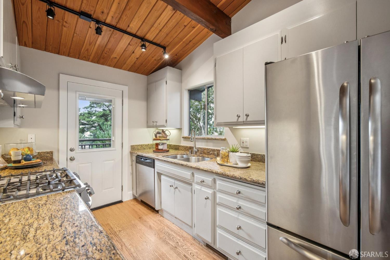 Detail Gallery Image 27 of 69 For 6340 Melville Dr, Oakland,  CA 94611 - 3 Beds | 2 Baths