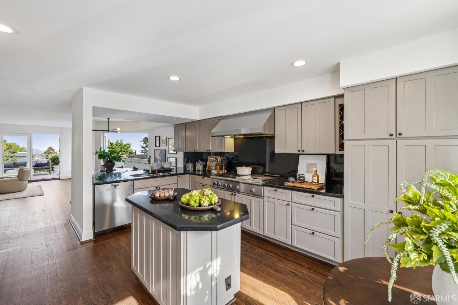 Detail Gallery Image 22 of 86 For 636 28th St, San Francisco,  CA 94131 - 4 Beds | 3/1 Baths