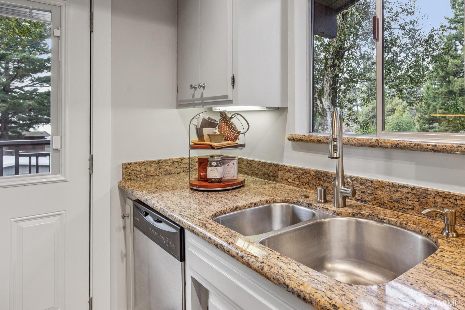 Detail Gallery Image 32 of 69 For 6340 Melville Dr, Oakland,  CA 94611 - 3 Beds | 2 Baths