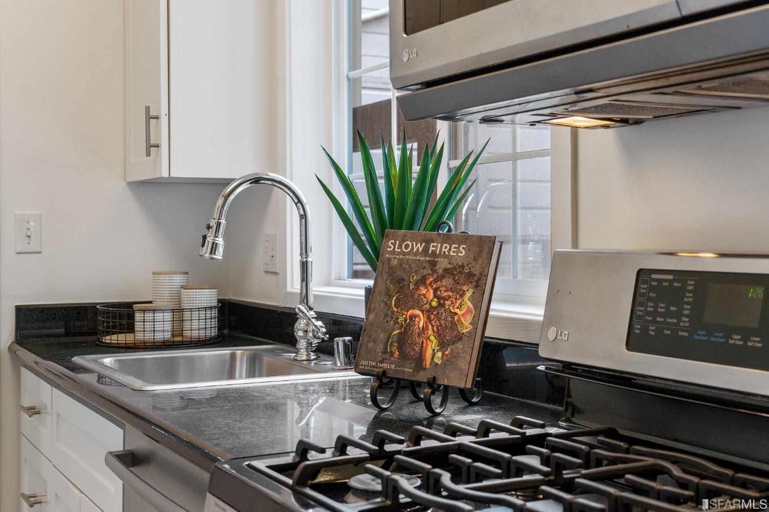 Detail Gallery Image 15 of 39 For 3390 16th St, San Francisco,  CA 94114 - 3 Beds | 2 Baths