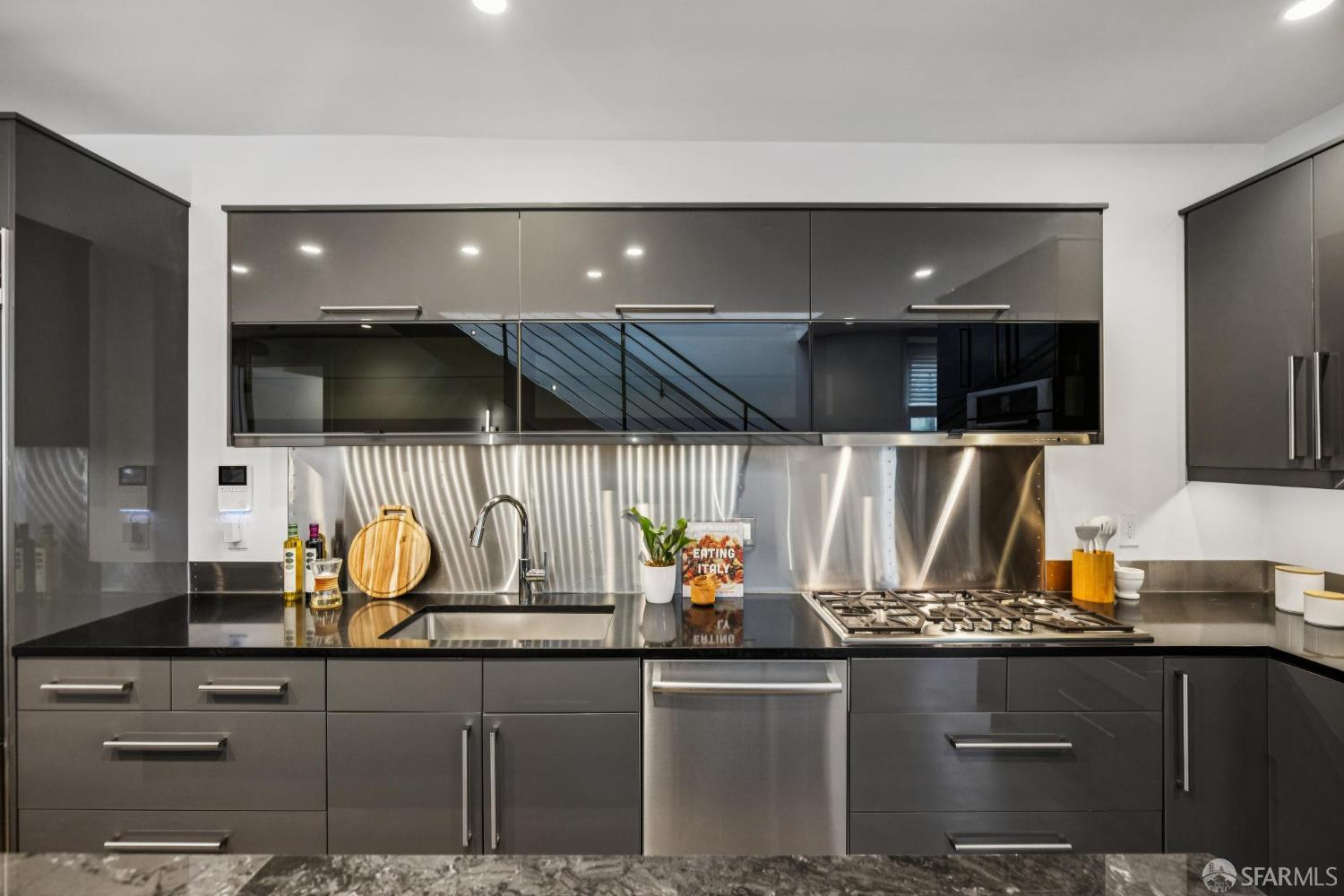 Detail Gallery Image 26 of 58 For 1533 Pacific Ave, San Francisco,  CA 94109 - 3 Beds | 3/2 Baths