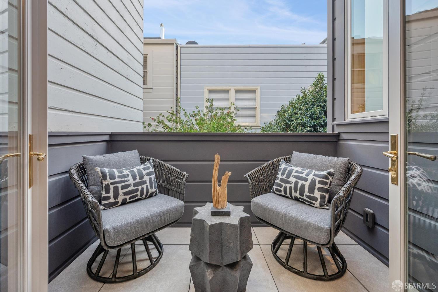 Detail Gallery Image 12 of 71 For 245 Pixley St, San Francisco,  CA 94123 - 3 Beds | 2/1 Baths