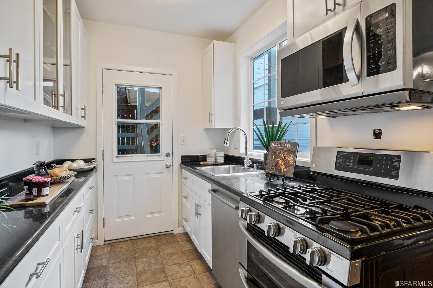 Detail Gallery Image 14 of 39 For 3390 16th St, San Francisco,  CA 94114 - 3 Beds | 2 Baths