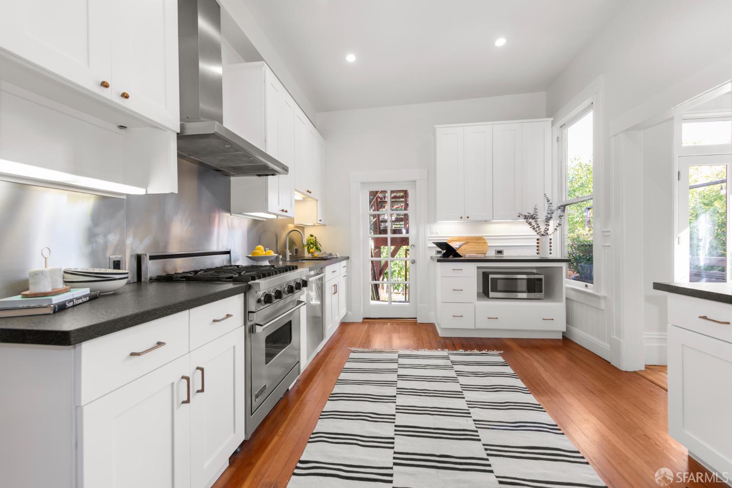 Detail Gallery Image 10 of 46 For 220 Scott St, San Francisco,  CA 94117 - 3 Beds | 1 Baths