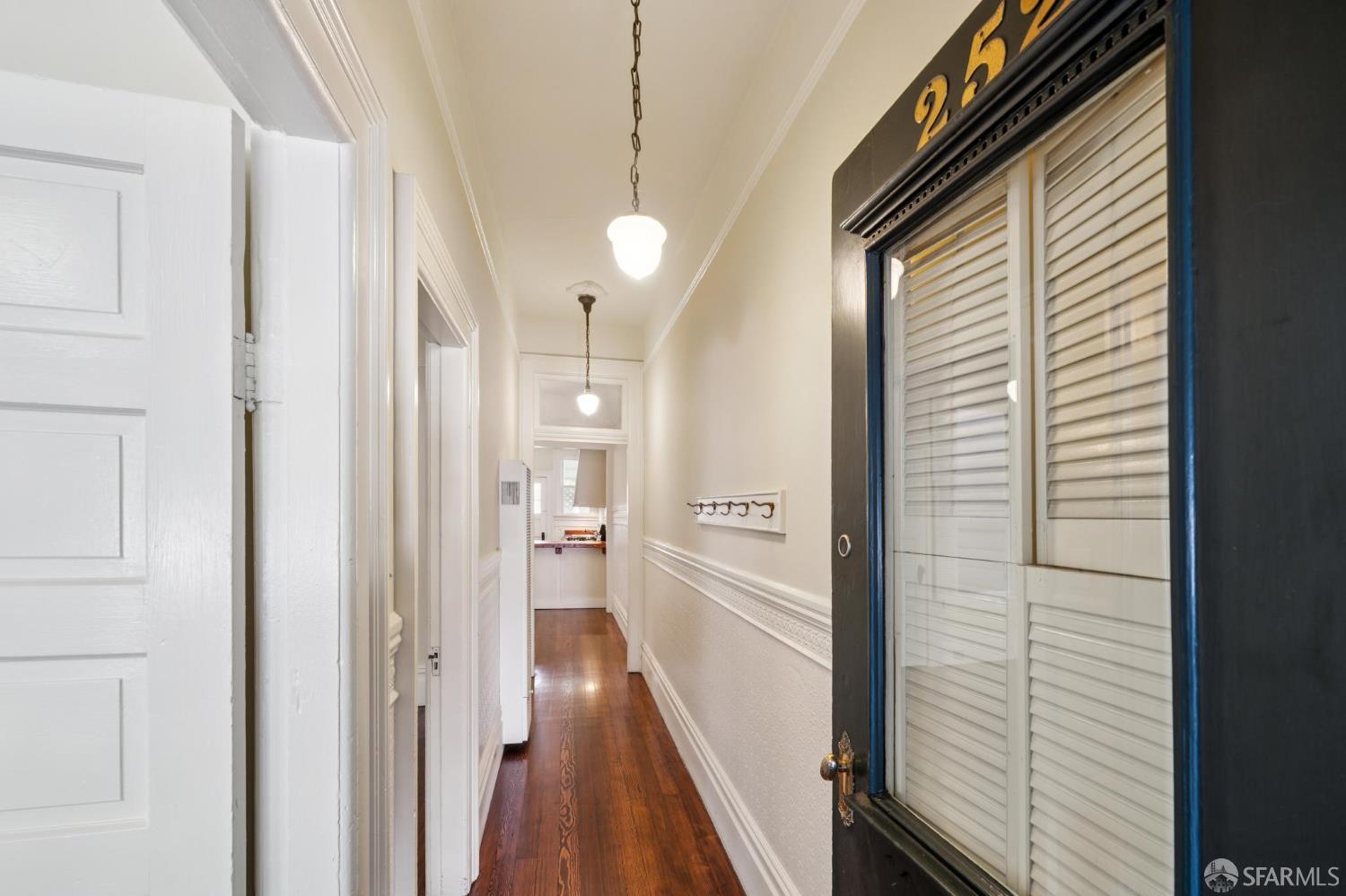 Detail Gallery Image 3 of 30 For 250 Coleridge St #B,  San Francisco,  CA 94110 - 2 Beds | 1 Baths