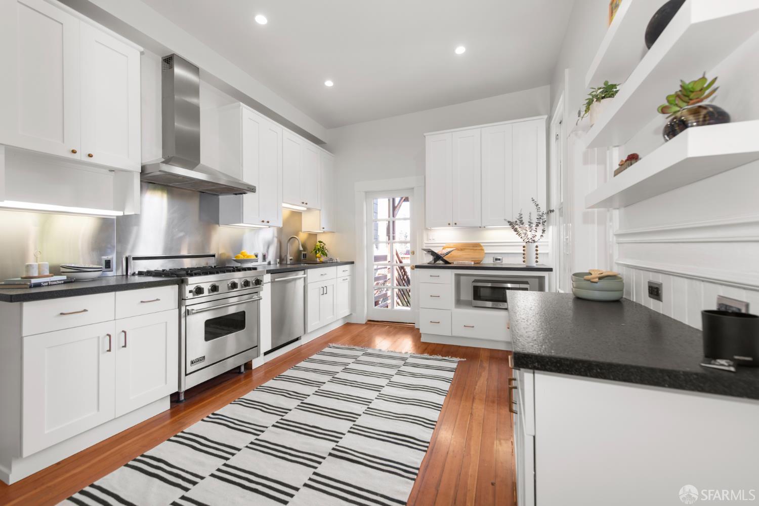 Detail Gallery Image 6 of 46 For 220 Scott St, San Francisco,  CA 94117 - 3 Beds | 1 Baths