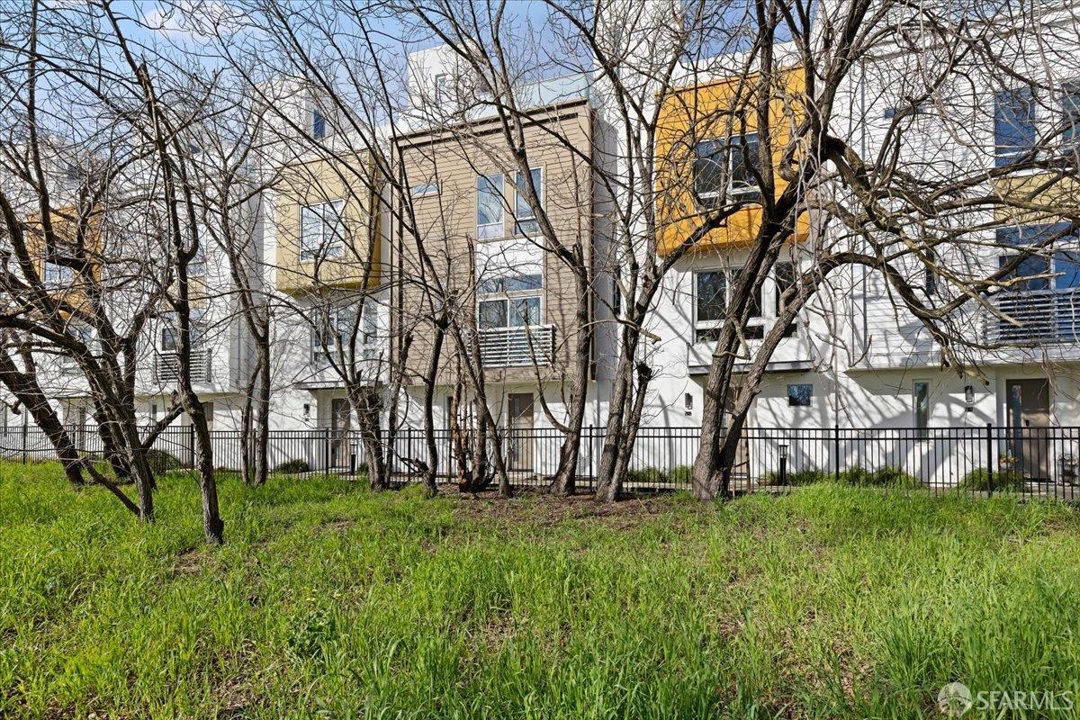 Detail Gallery Image 2 of 37 For 7991 Regional Cmn, Dublin,  CA 94568 - 3 Beds | 3 Baths