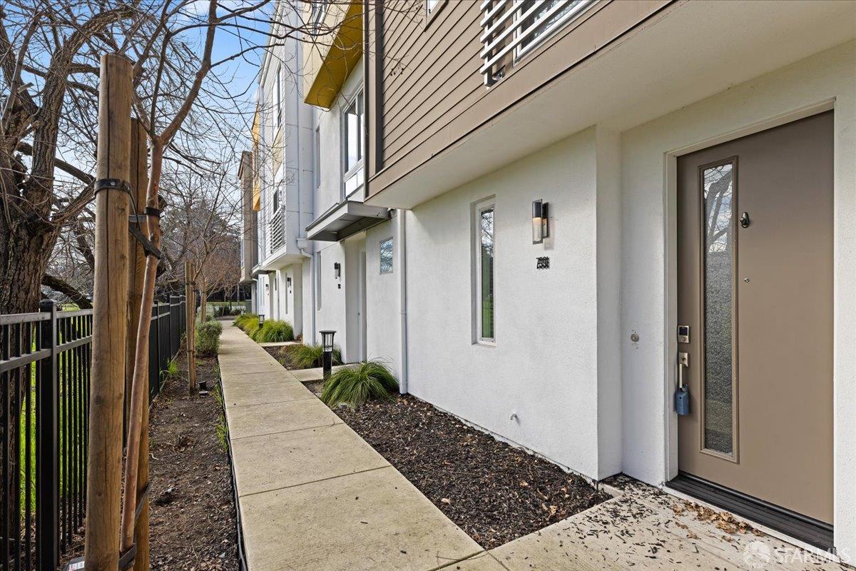 Detail Gallery Image 3 of 37 For 7991 Regional Cmn, Dublin,  CA 94568 - 3 Beds | 3 Baths