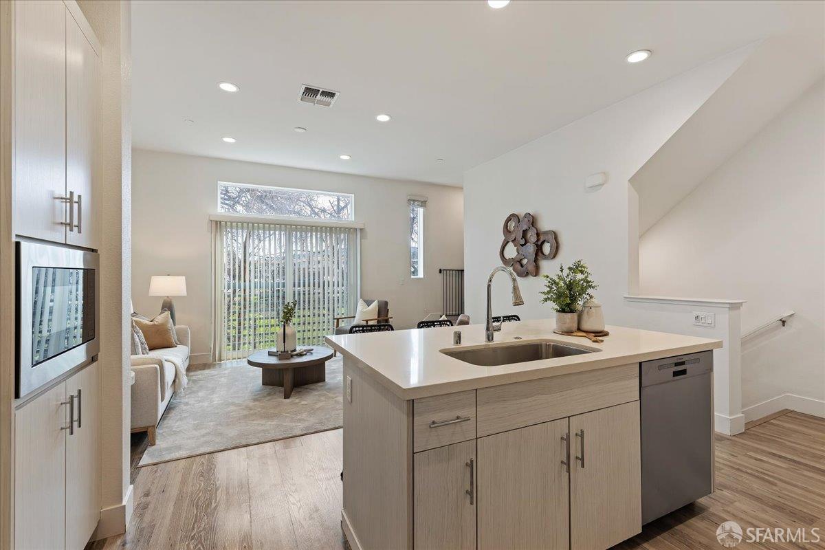 Detail Gallery Image 12 of 37 For 7991 Regional Cmn, Dublin,  CA 94568 - 3 Beds | 3 Baths