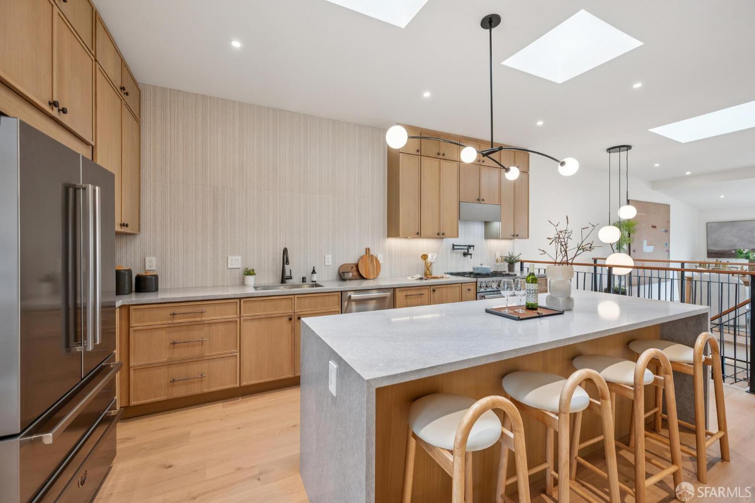 Detail Gallery Image 3 of 99 For 382 Lisbon St, San Francisco,  CA 94112 - 3 Beds | 4/1 Baths