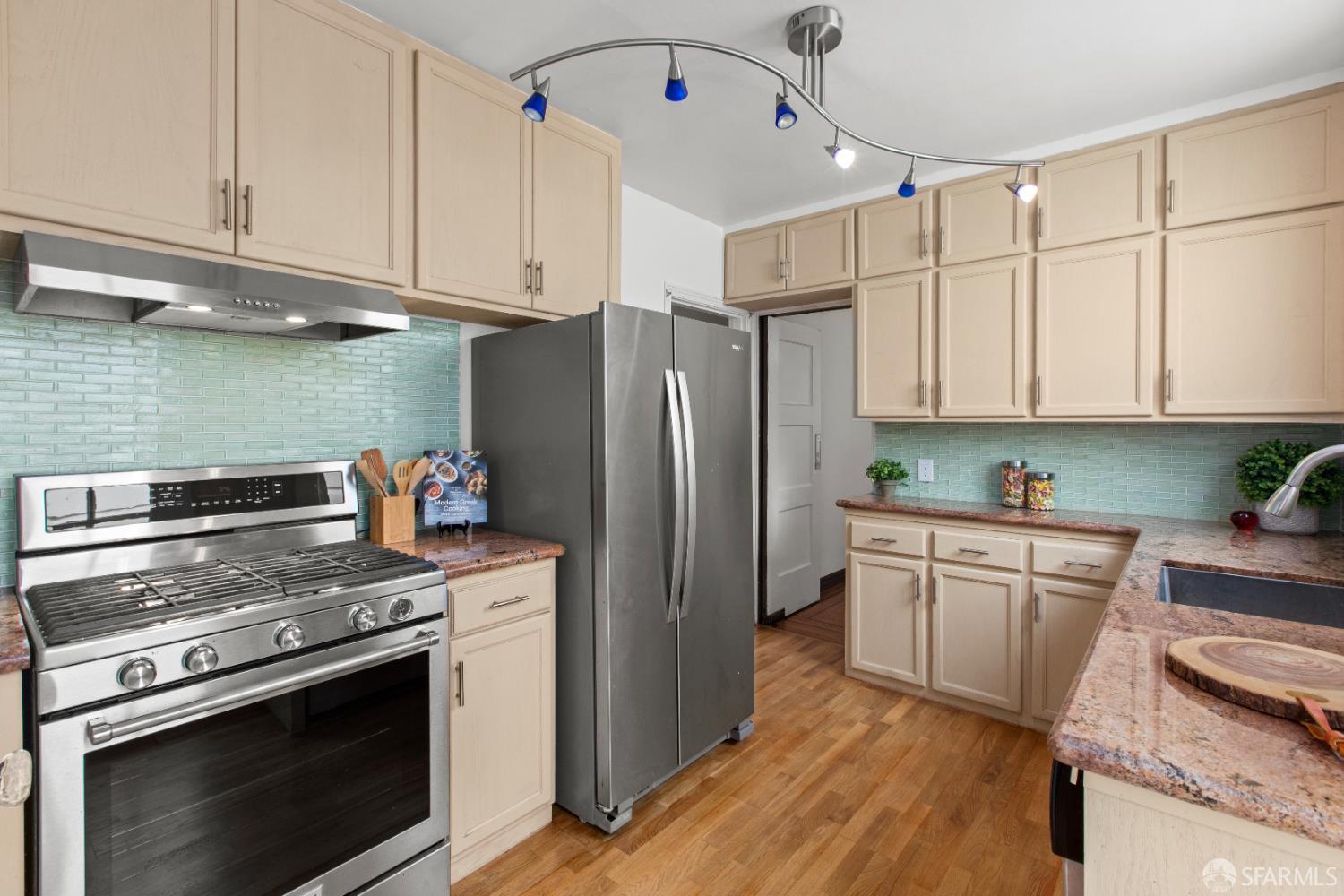 Detail Gallery Image 8 of 33 For 1711 23rd Ave, San Francisco,  CA 94122 - 3 Beds | 2 Baths