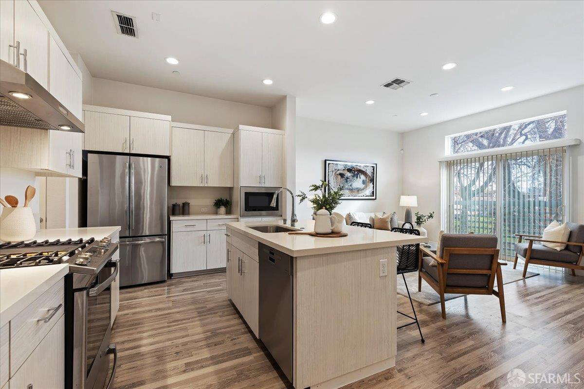 Detail Gallery Image 8 of 37 For 7991 Regional Cmn, Dublin,  CA 94568 - 3 Beds | 3 Baths